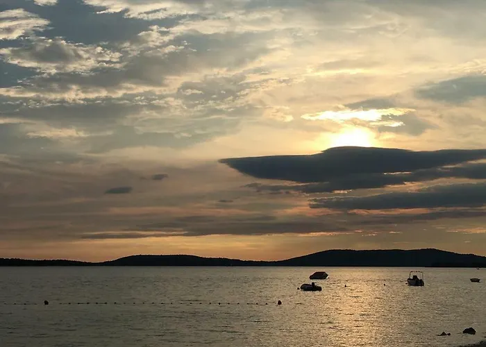 Deny アパート ザボリッチ